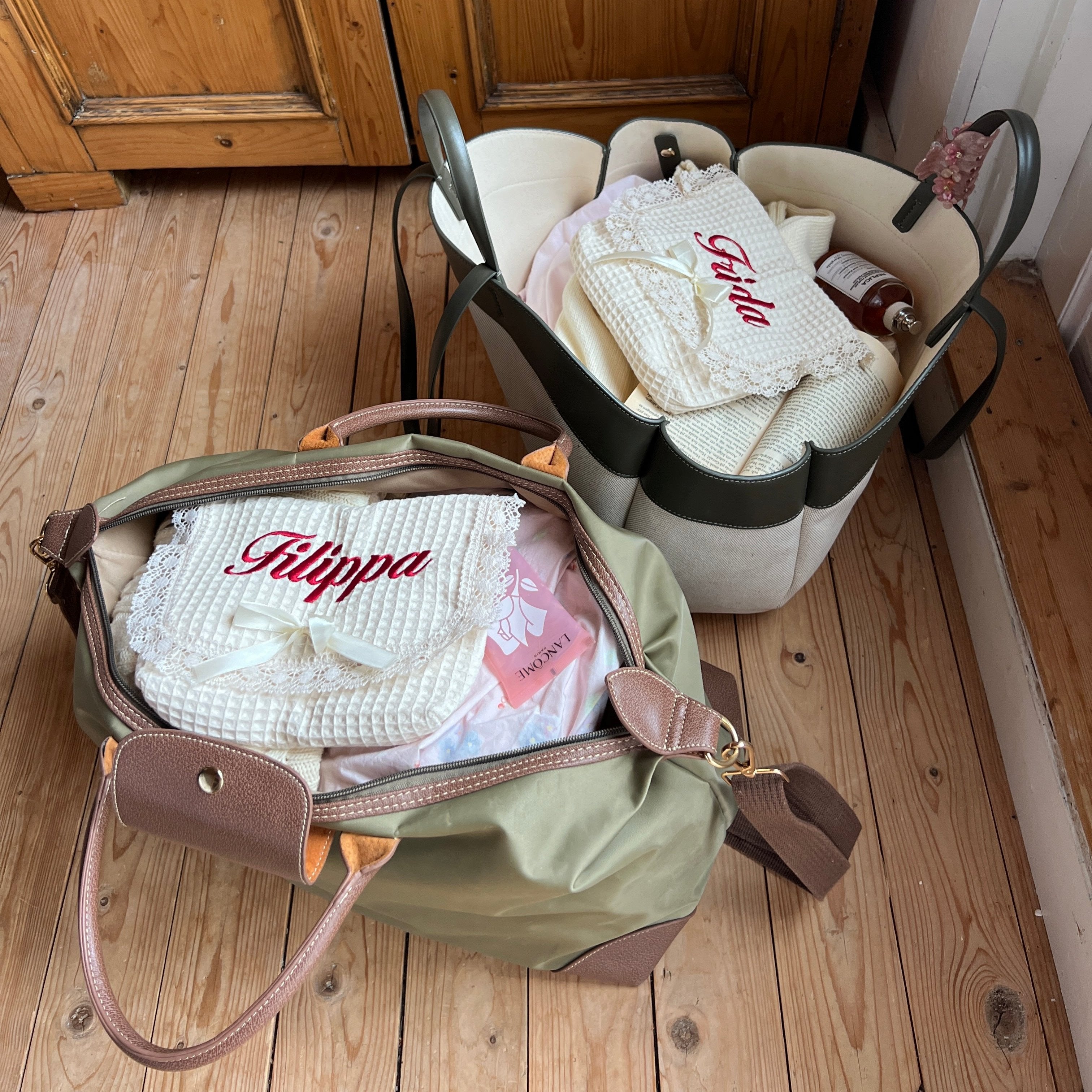 Personalized and Custom embroidered makeup bag in waffle weave cotton. Custom quilted by Roos, featuring a romantic design. Perfect for travel and beauty essentials