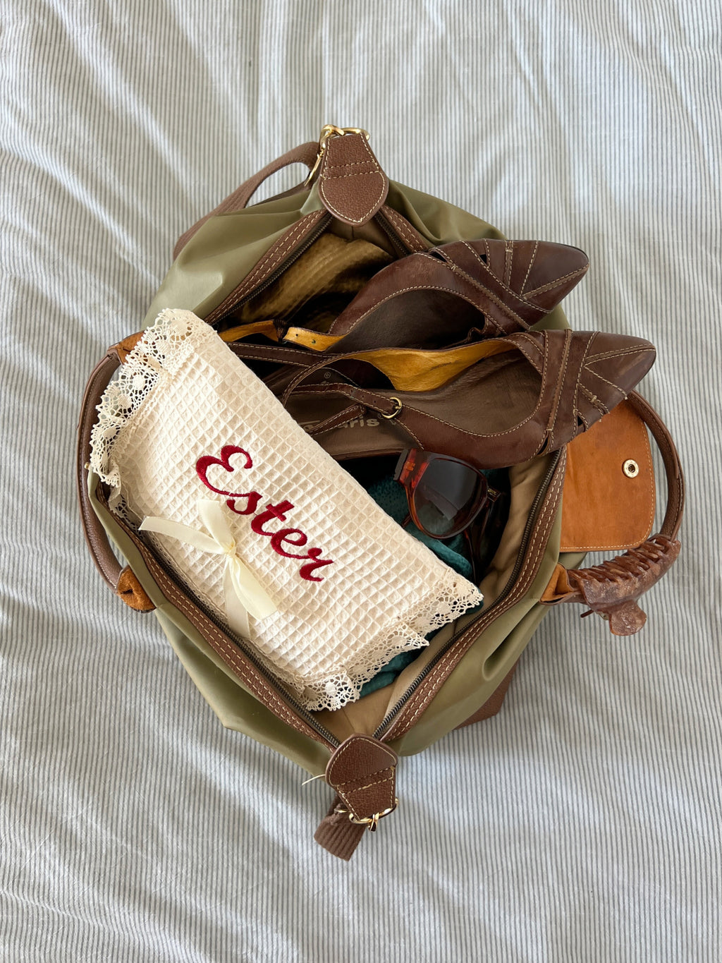 Personalized and Custom embroidered makeup bag in waffle weave cotton. Custom. featuring a romantic design. Perfect for travel and beauty essentials