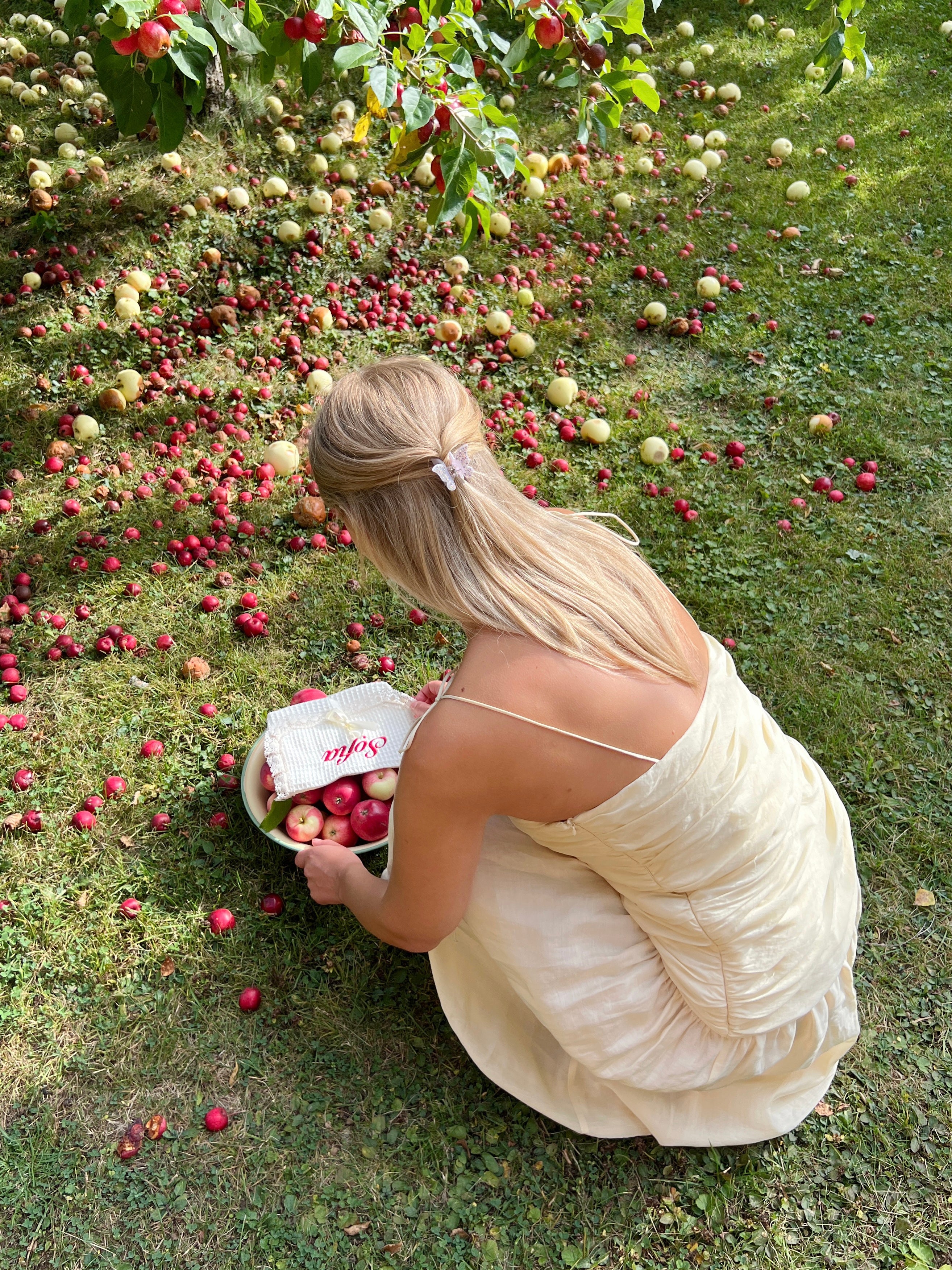 Personalized quilted makeup bag in soft cotton with lace trim and silky bow, embroidered with name in red
